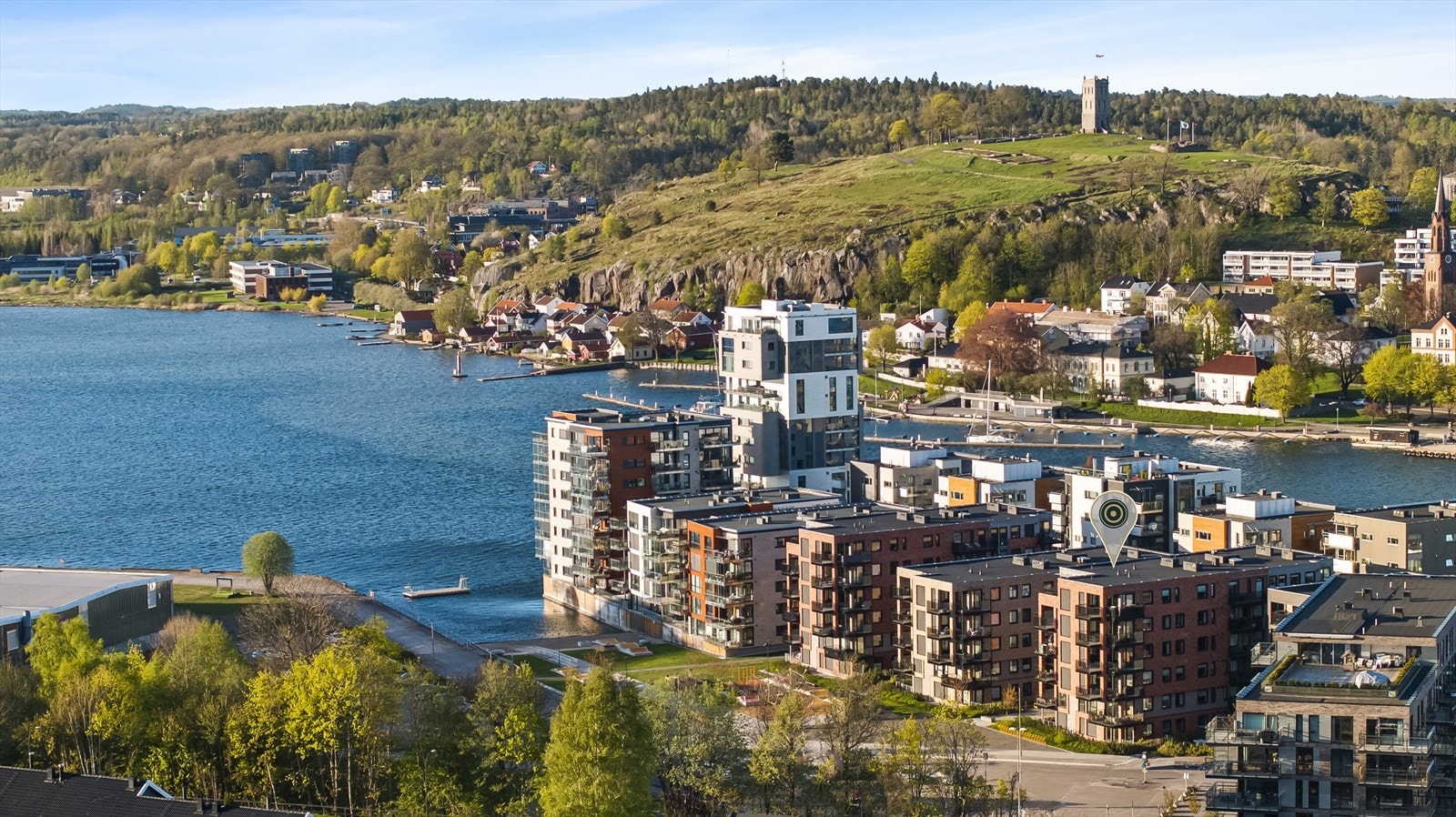Bystranda og parken ligger rett utenfor leiligheten, og den nydelige utsikten strekker seg videre til sjøen og landskapet rundt - både fra balkongen og fra leilighetens store vindusflater. Galleribilde