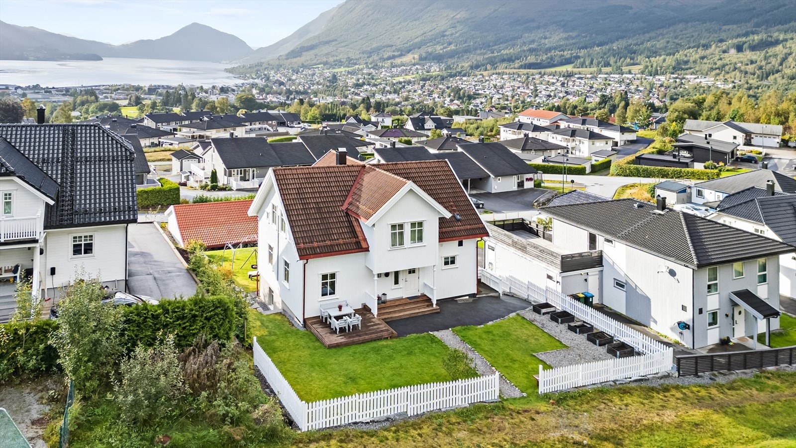 Fint opparbeidd tomteområde. Utsikt nedover mot sentrum og fjorden Galleribilde