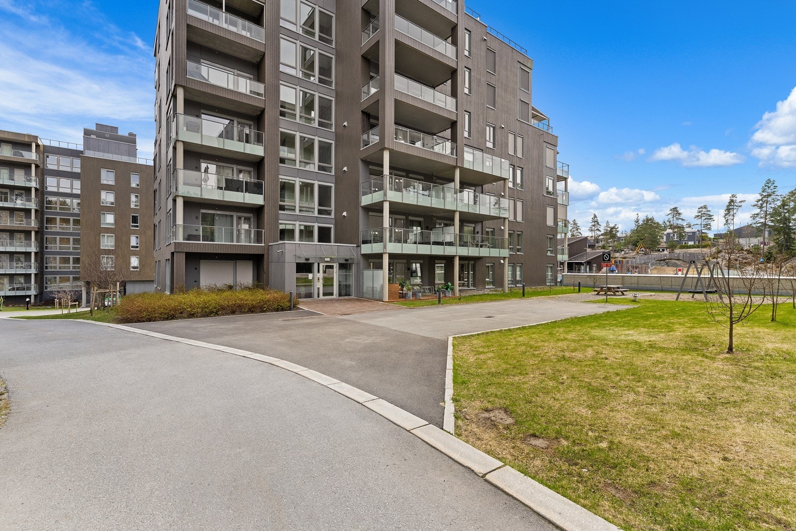 Velkommen inn! Fellesarealene er pent opparbeidet, og har flere lekeaparater. Galleribilde