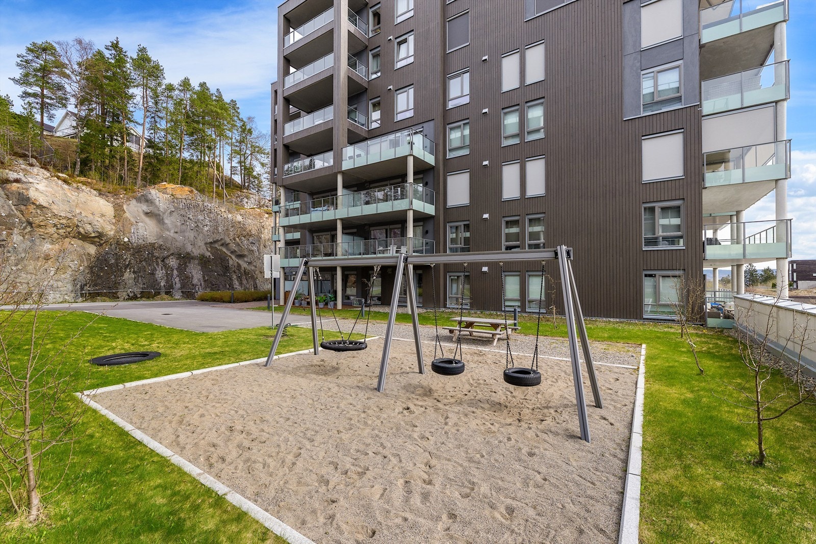 Flere lekeplasser for barn rundt bygget. Galleribilde