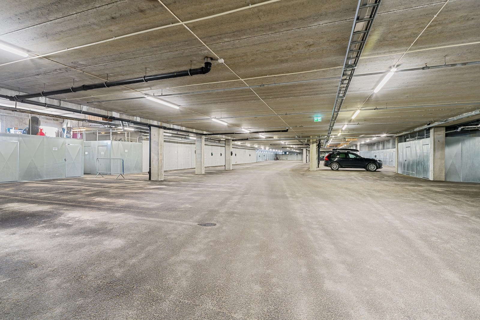 P-plass og bod i lukket anlegg. Galleribilde