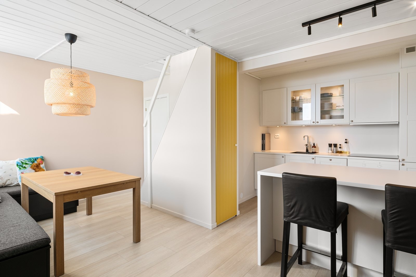 Moderne laminat på gulv og malte gipdvegger. Malt panel i tak. Galleribilde