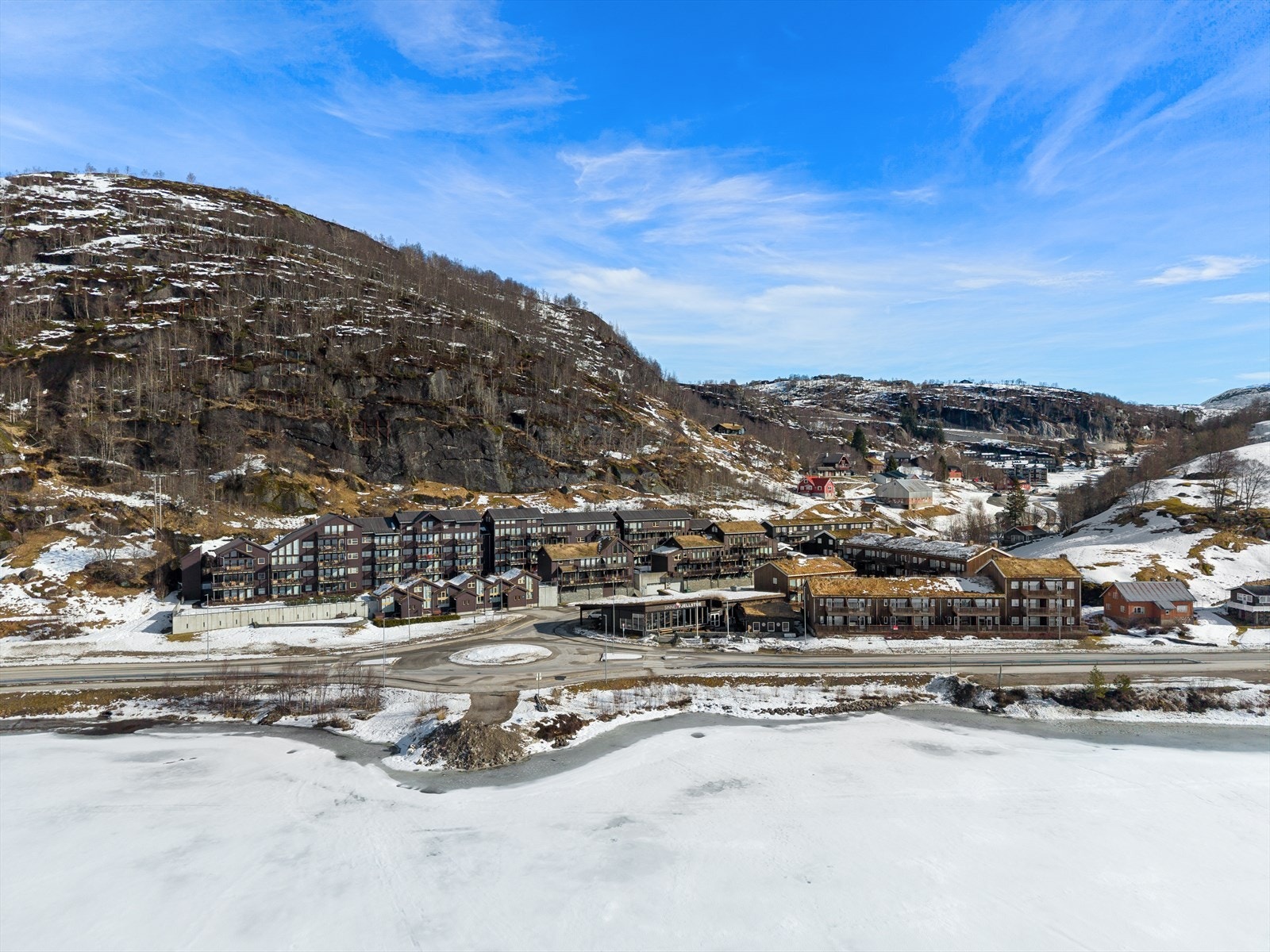 Et steinkast unna Sinnes fjellstue. Sinnesvatnet like ved, kort vei til GP. Galleribilde