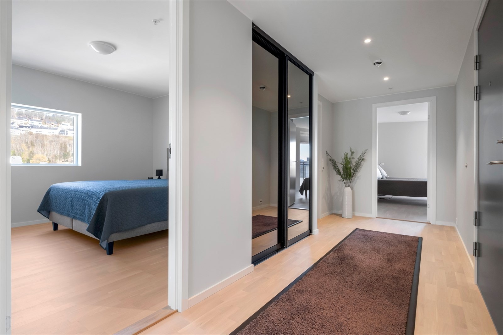 Romslig gang med skyvedørsgarderobe Galleribilde