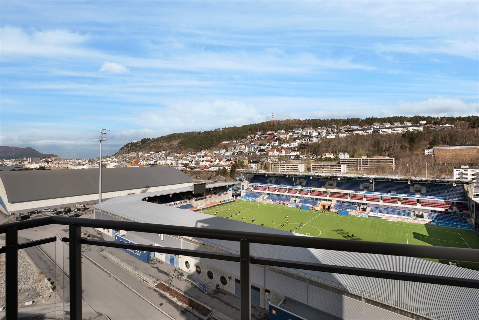 Fra leiligheten har man full kontroll på hva som beveger seg på Colorline Stadion Galleribilde