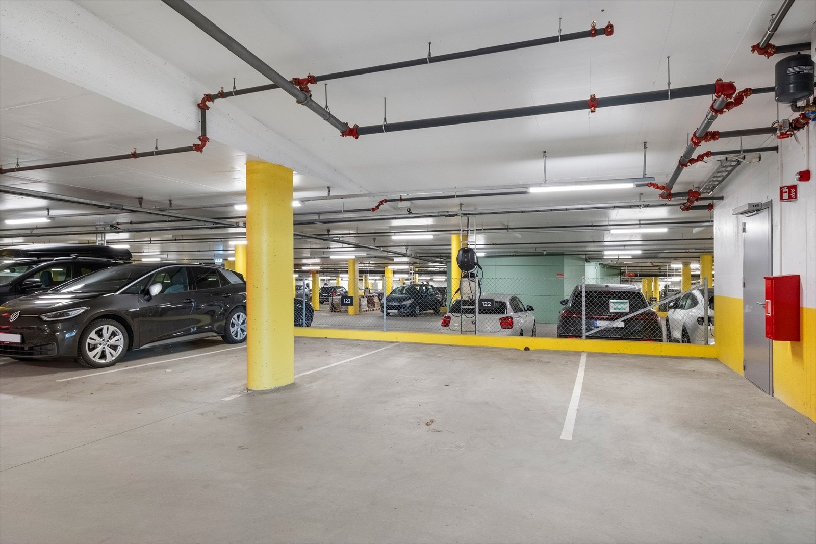 Plassen som hører til leiligheten er bredere enn normalt (ca. 4m bred), og har kun "nabo" på ene siden. Galleribilde