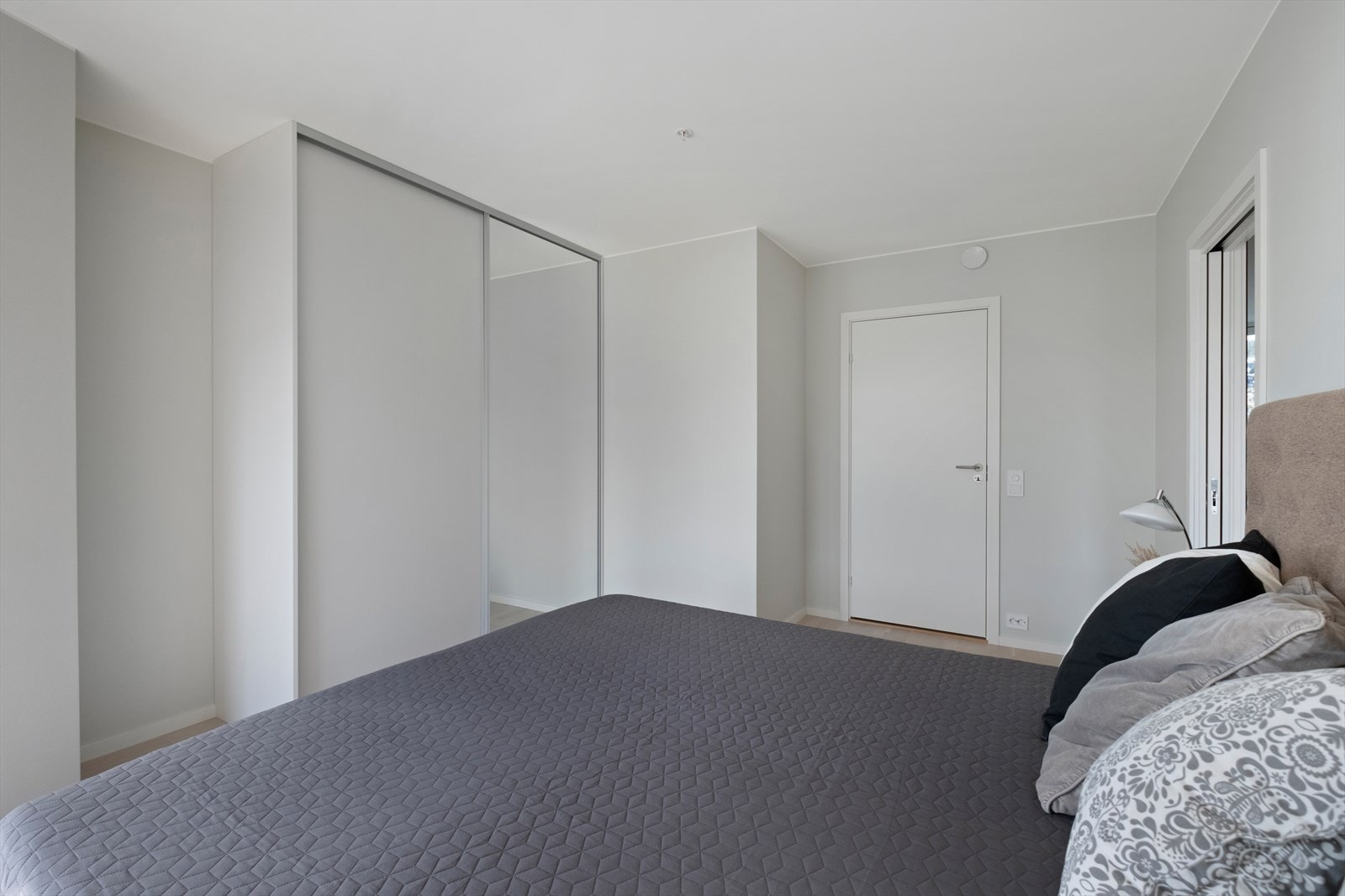 Romslig og luftig hovedsoverom med skyvedørsgarderobe og balkong. Galleribilde