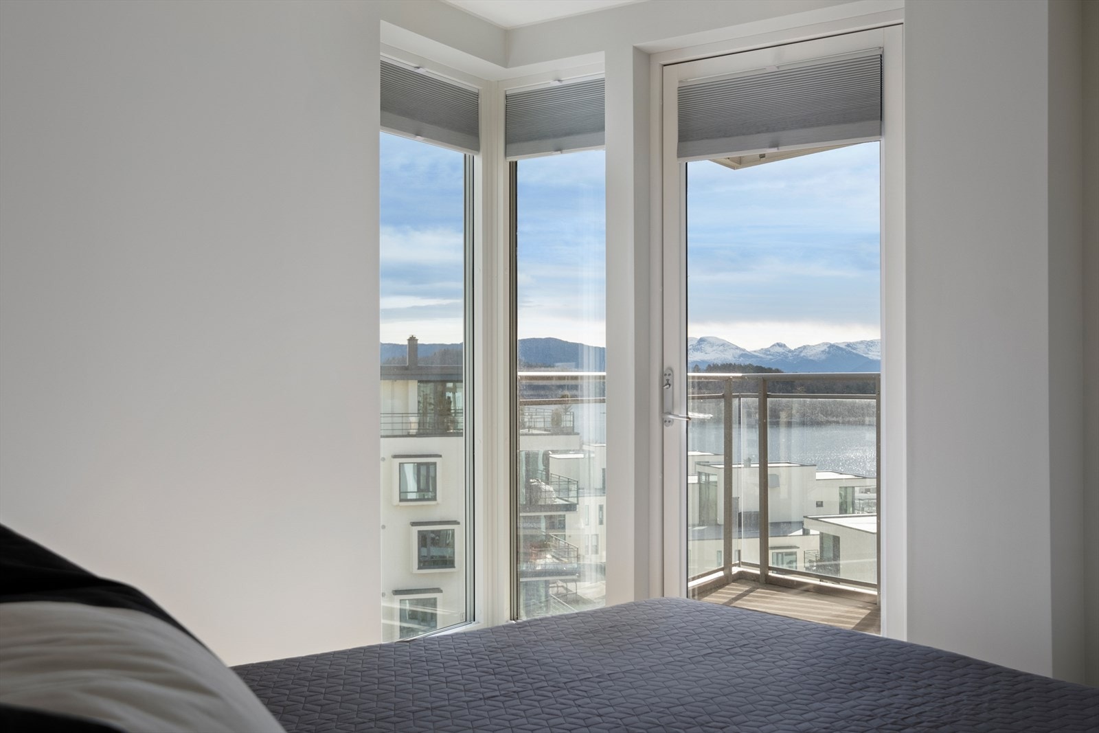 Romslig og luftig hovedsoverom med skyvedørsgarderobe og balkong. Galleribilde