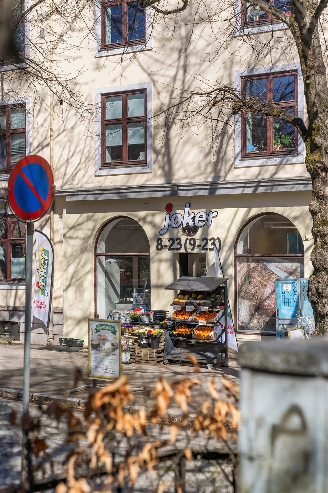 Rett over veien fra leiligheten ligger nærmeste dagligvarebutikk med søndagsåpent. Galleribilde