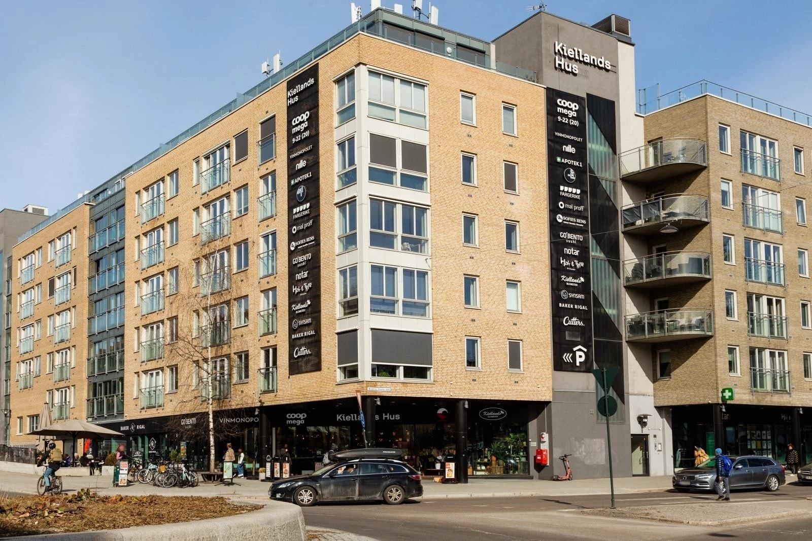 Kiellands Hus med matbutikk, vinmonopol, apotek, kafé, bokhandel, frisør og kiosk, samt flere restauranter som gamle Tranen som er Åpent Bakeri på dagtid og Colonel Mustard etc. Galleribilde