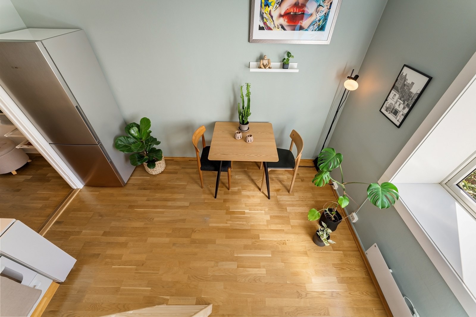 Leiligheten har en dyp vinduskarm som er ypperlig å innrede. Galleribilde