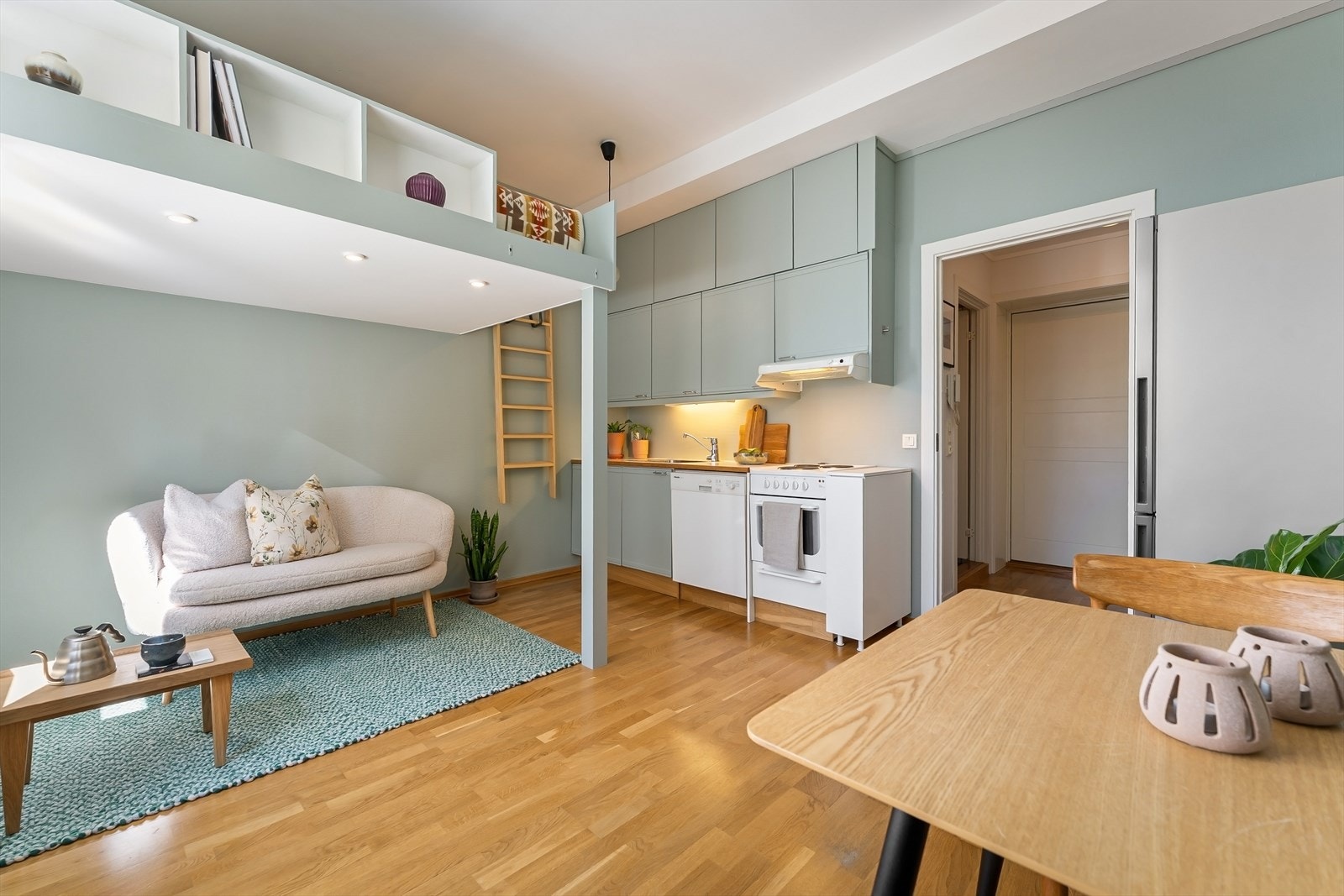 I stuen er det plass til både sofa- og sittegruppe. Galleribilde