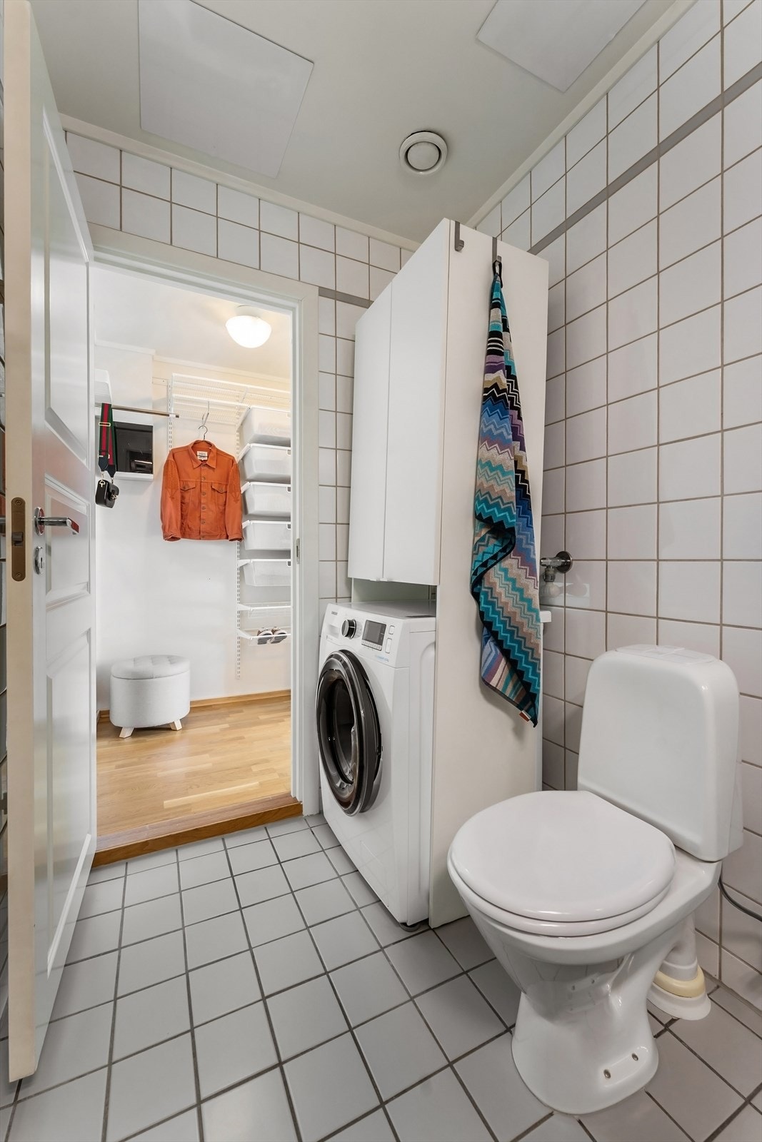 God plass til vaskemaskin i praktisk nisje. Galleribilde