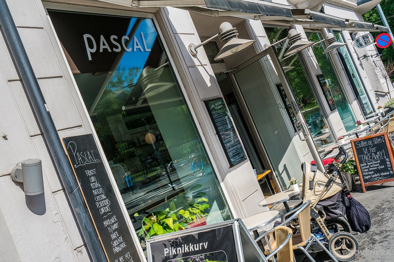 Området byr på en levende kafékultur, hyggelige restauranter, nisjebutikker og et godt utvalg servicetilbud i umiddelbar nærhet. Galleribilde