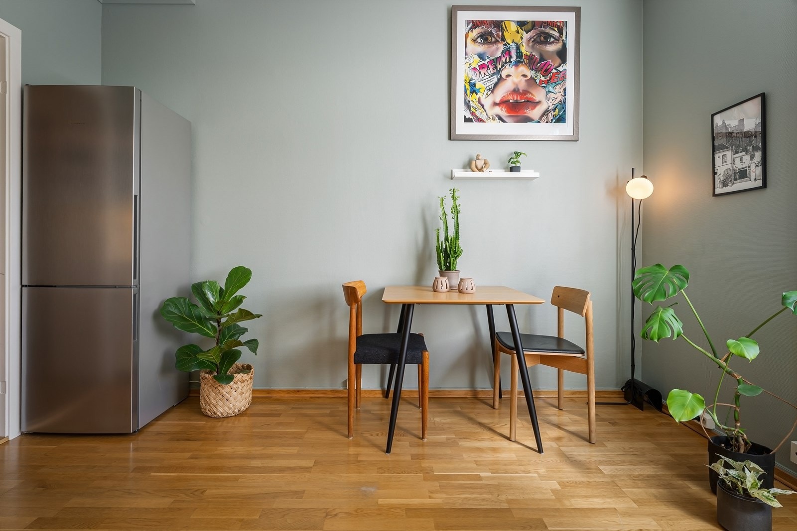 Spiseplass i åpen løsning mot kjøkkenet gir en sosial og funksjonell planløsning. Galleribilde