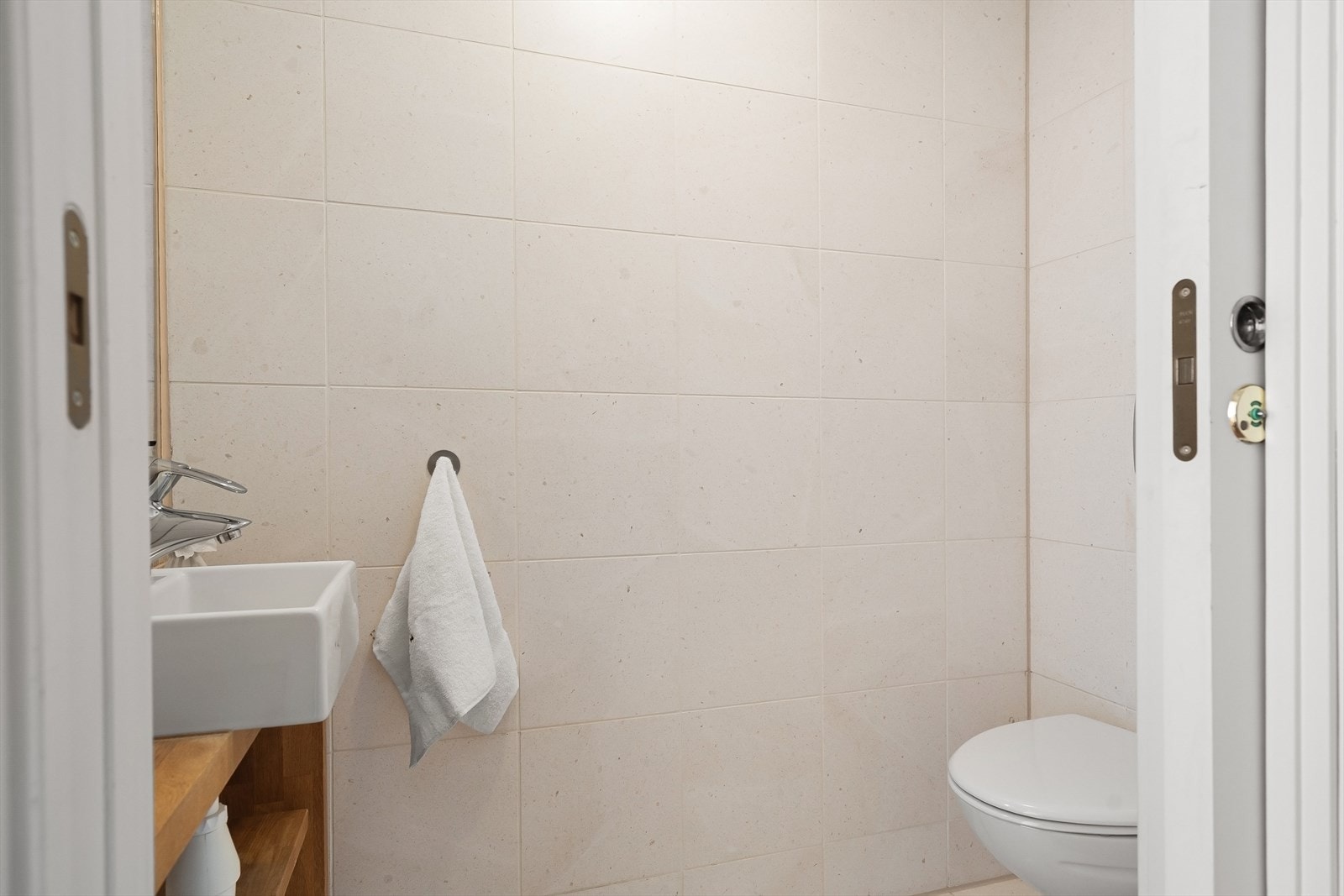Separat toalettrom. Pent flislagt i samme stil som badet. Galleribilde