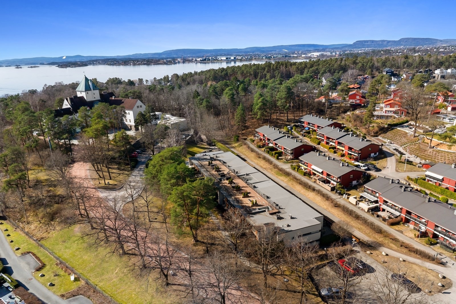 Boligen har sjønær beliggenhet med fantastiske nærområder bestående av skog, strand og kyststi. Villa Grande troner på en høyde ved siden av eiendommen. Galleribilde
