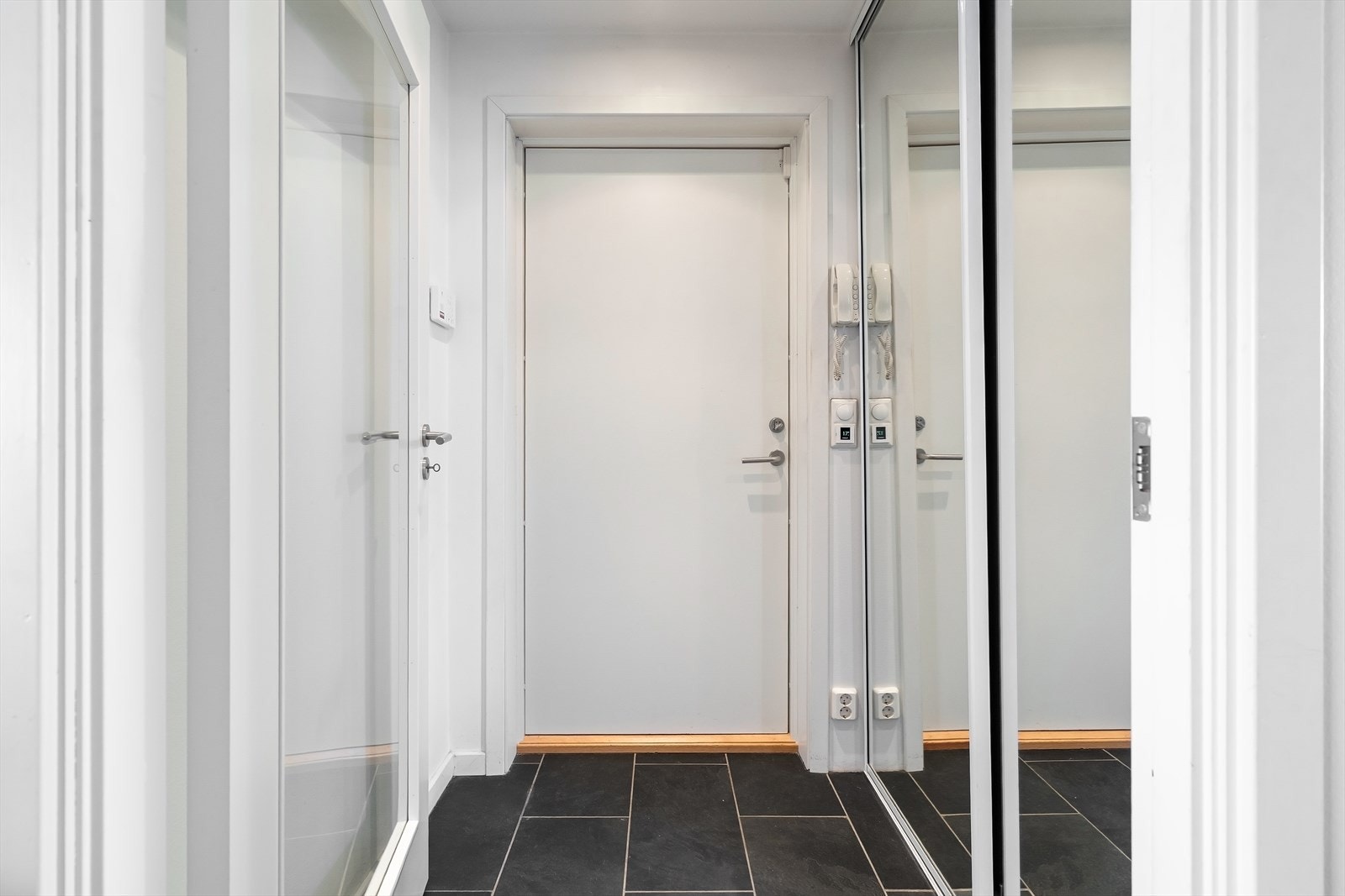 Entré med skyvedørsgarderobe. Boligen disponerer også kjellerbod på ca. 5 kvm. Galleribilde