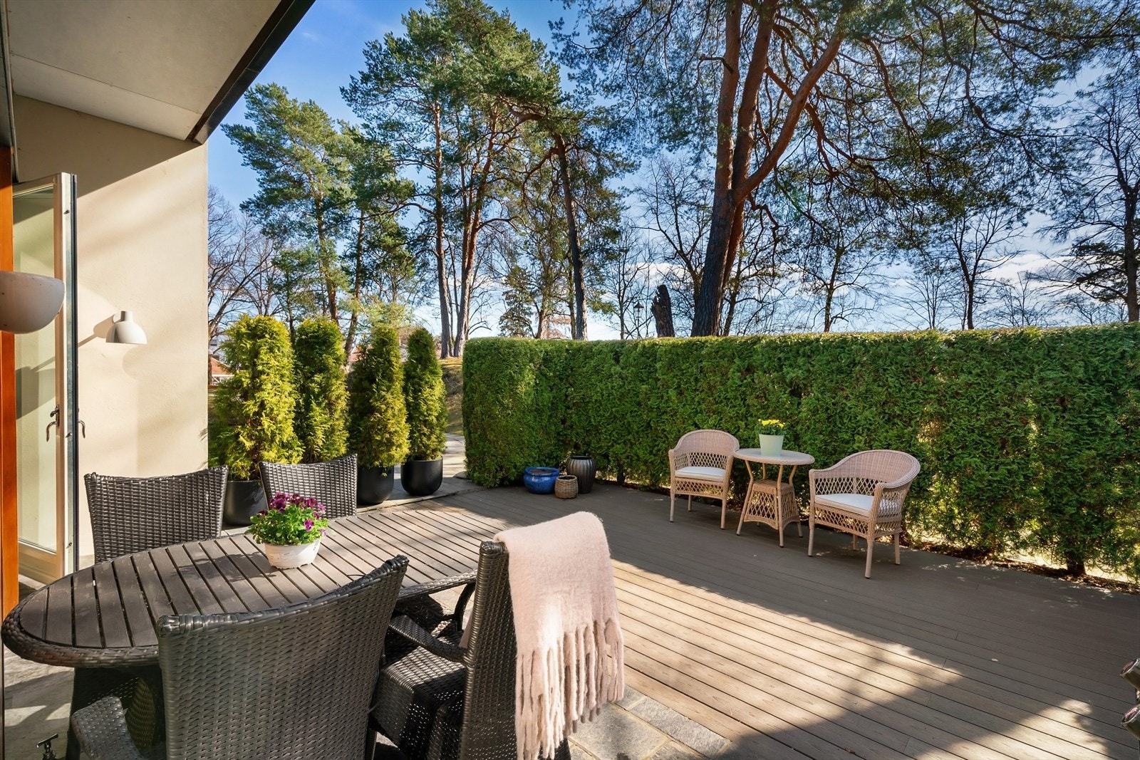 Stor sydøstvendt terrasse med plass til både grill, møblement og beplantning. Det er stikkontakt og belysning på terrassen. Galleribilde
