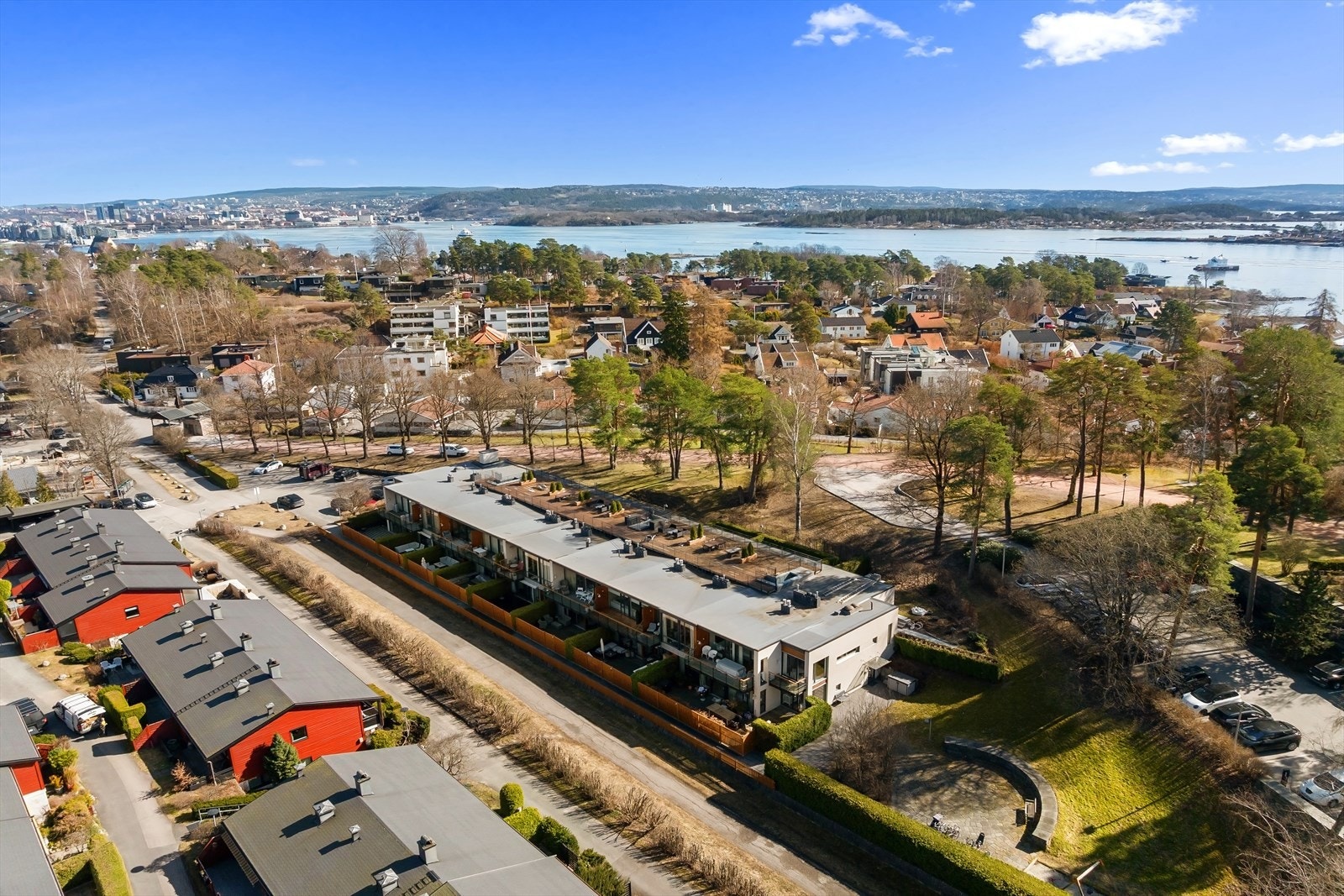 Boligen har en fantastisk beliggenhet i grønne omgivelser på attraktive Bygdøy, hvor man får følelsen av å bo på landet "midt i byen". Her bor du rolig og skjermet innerst i en blindvei med Villa Grande og Hukparken som nærmeste naboer. Galleribilde
