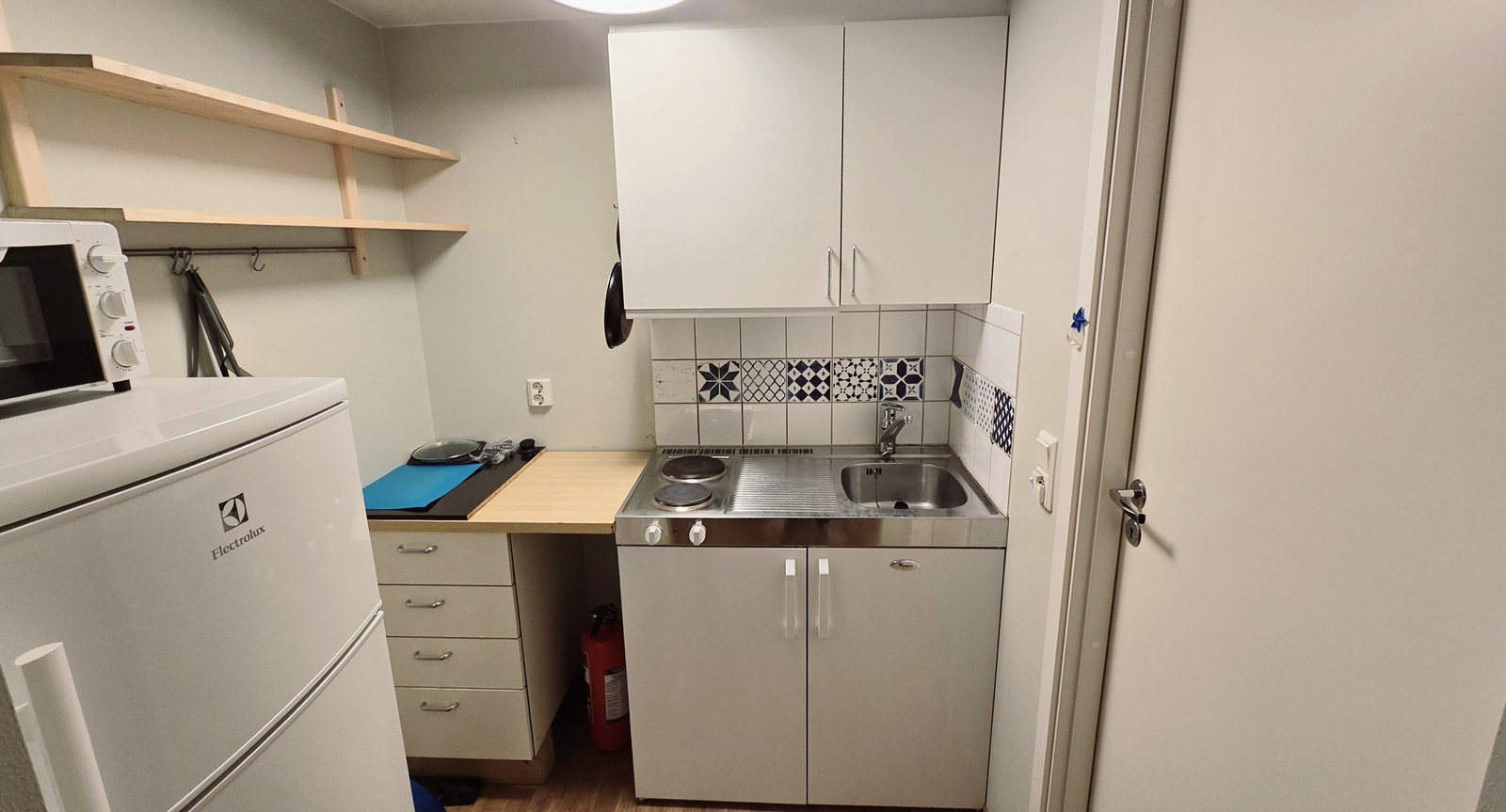 Kjøkken med platetopp, mikrobølgeovn og kjølskap/frys. Det er ikke opplegg for komfyr/ovn og oppvaskmaskin. Galleribilde