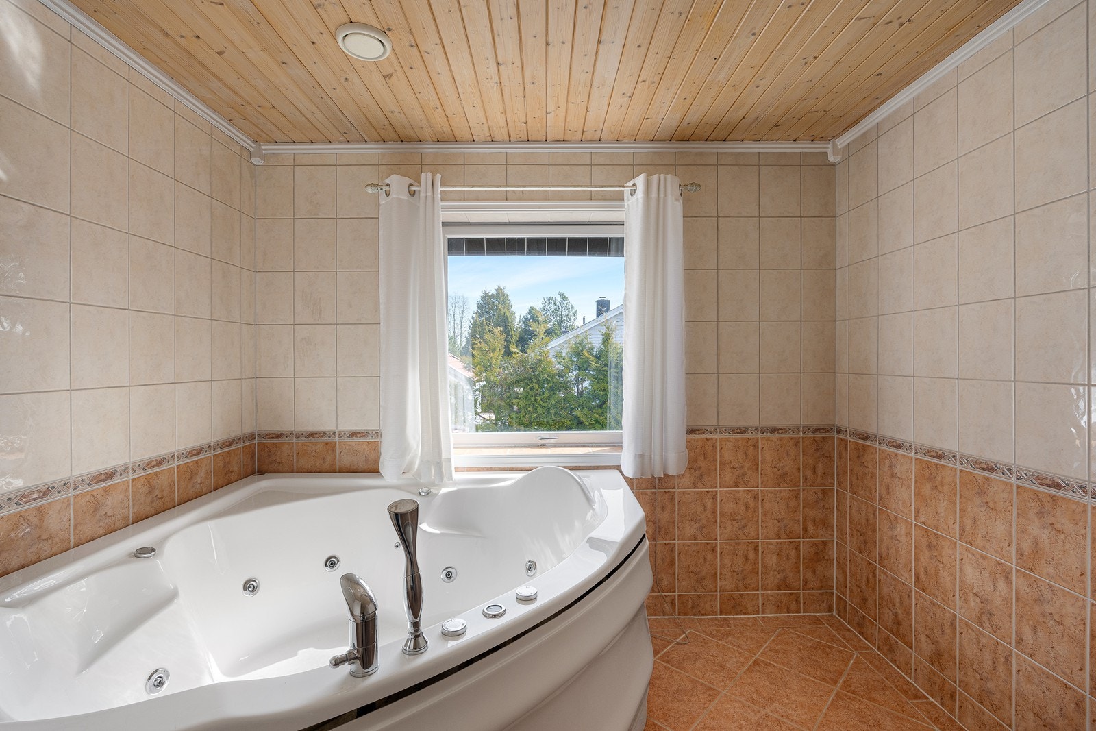 I tillegg til dusjhjørne og baderomsinnredning har badet et hjørneboblekar. Galleribilde