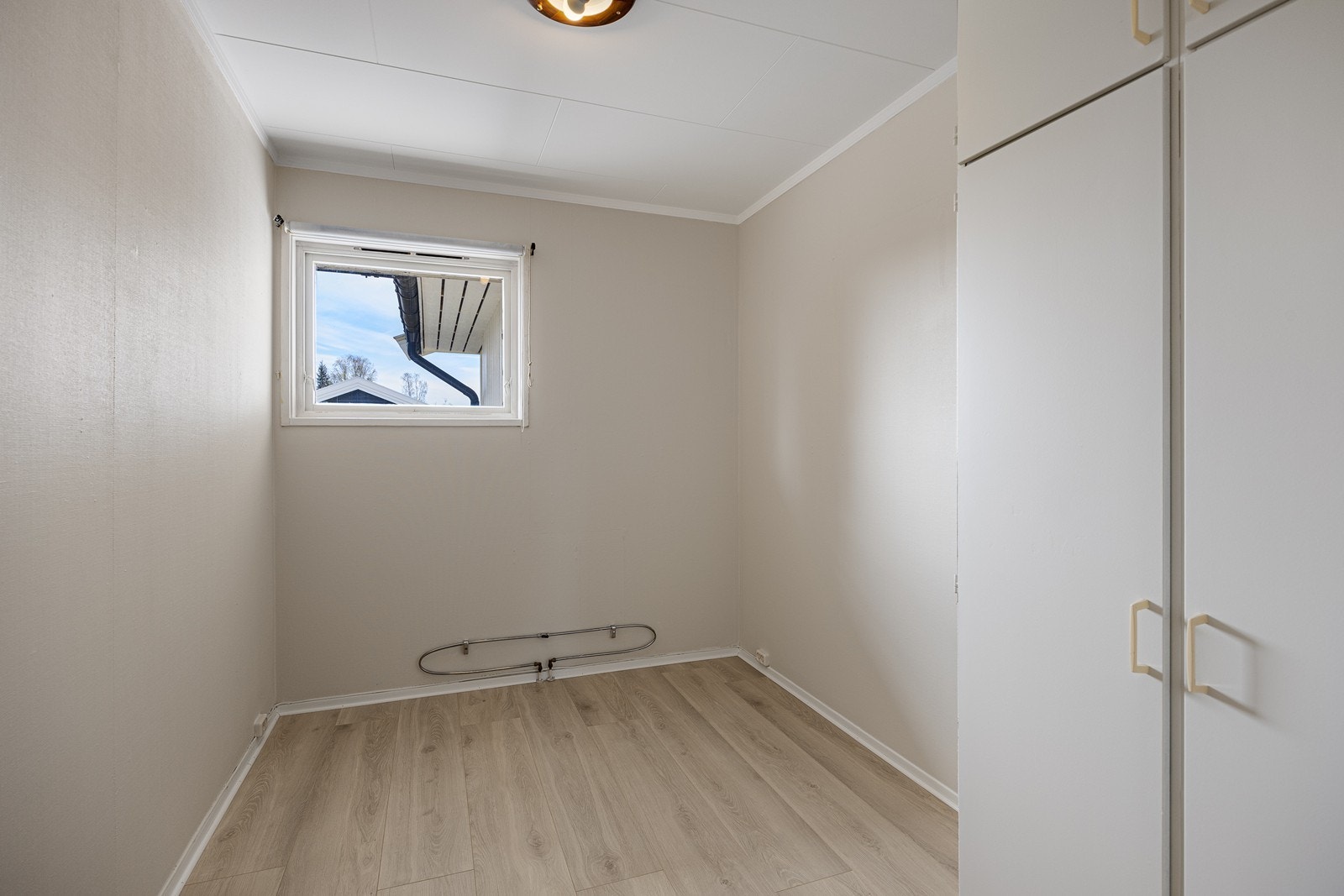 Soverommene i 1. etasje har rommene plassbygde skap. Galleribilde