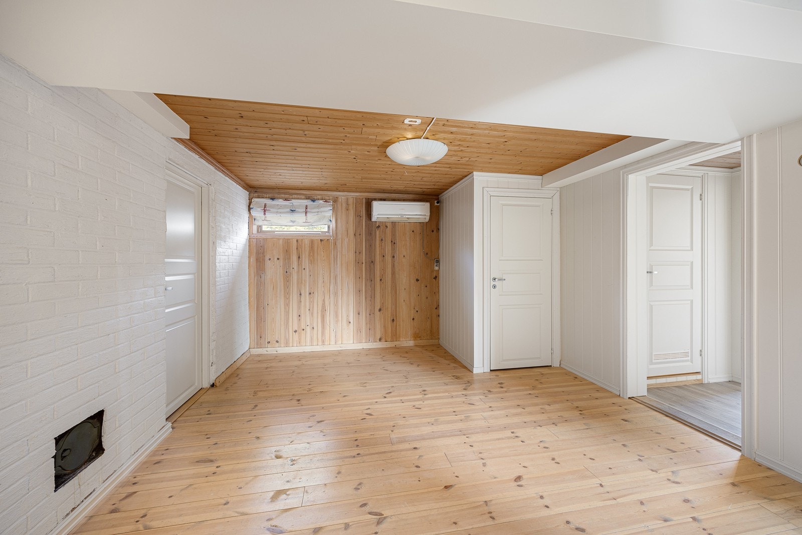 tillegg til to soverom i kjelleren har etasjen også tre innredede rom godkjent brukt som bodrom. Galleribilde