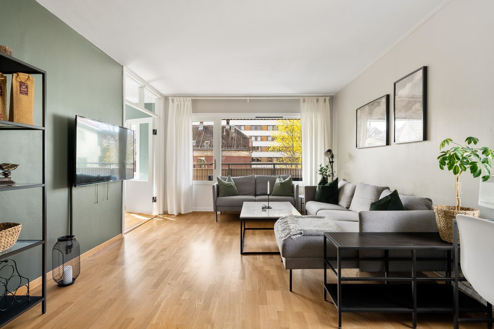 Store vindusflater sørger for rikelig med naturlig lysinnslipp. Galleribilde