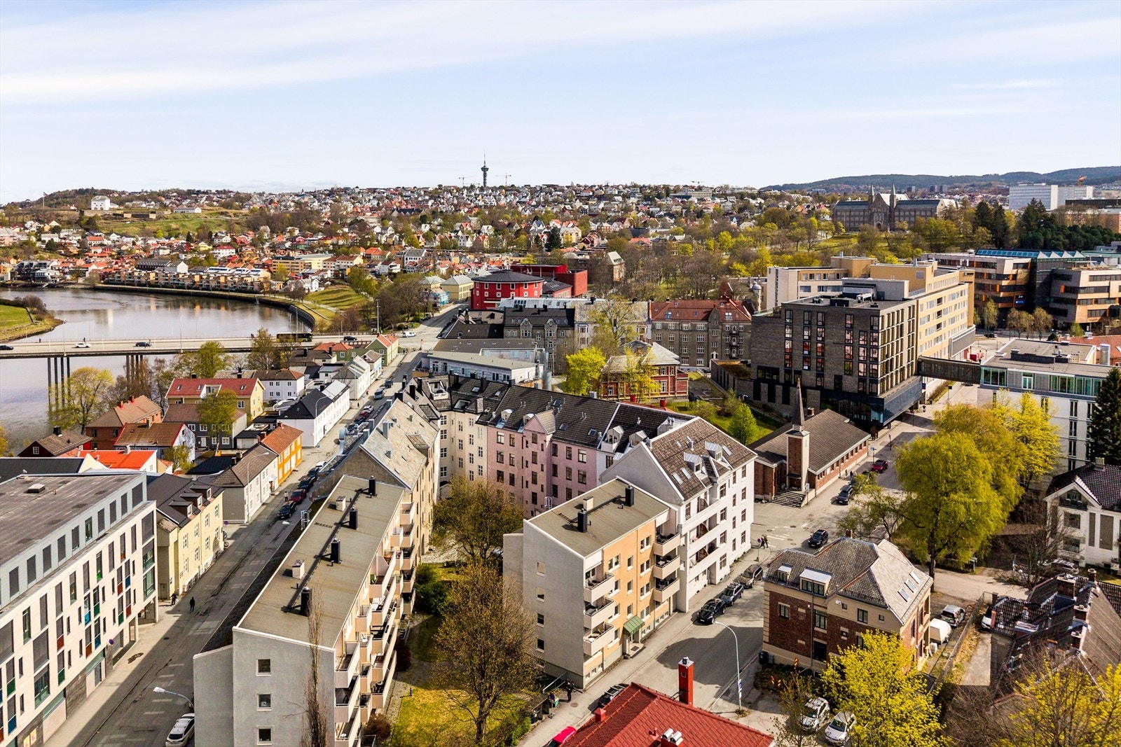 Eiendommen har en god og sentral beliggenhet i et av byens mest attraktive boområder, med den idylliske turstien langs Nidelven like nedenfor. Galleribilde