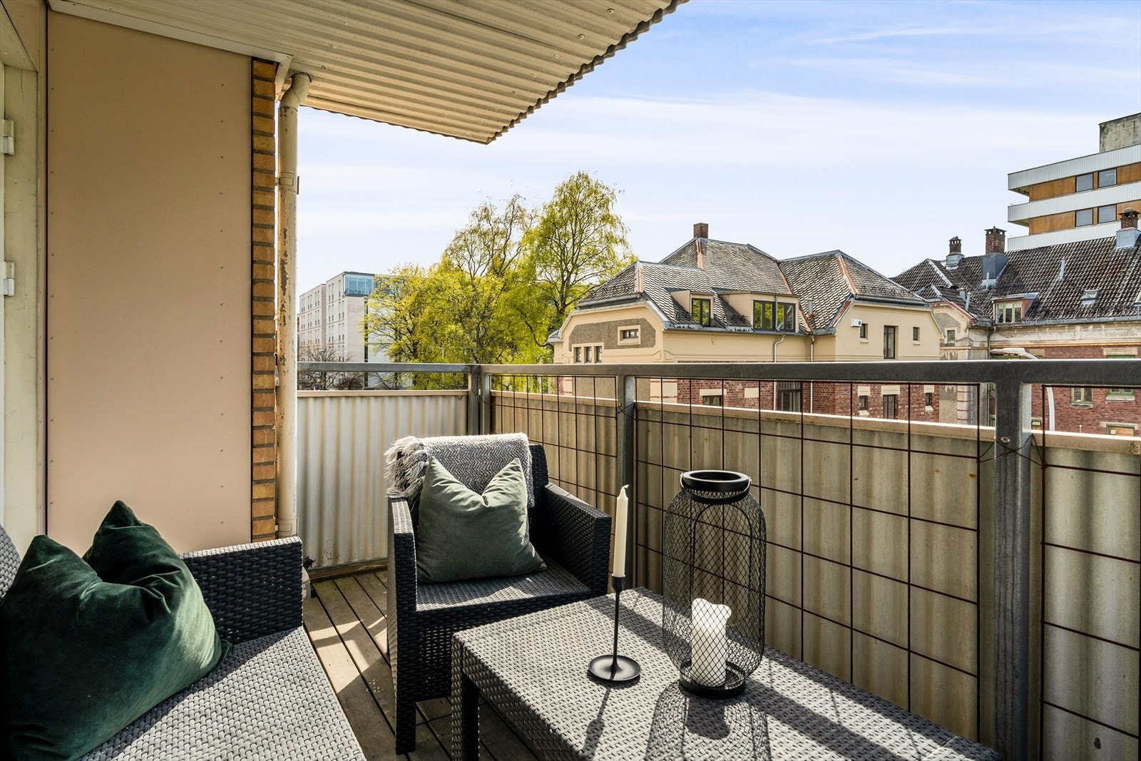Delvis overbygd sørvestvendt balkong med fantastiske solforhold. Galleribilde
