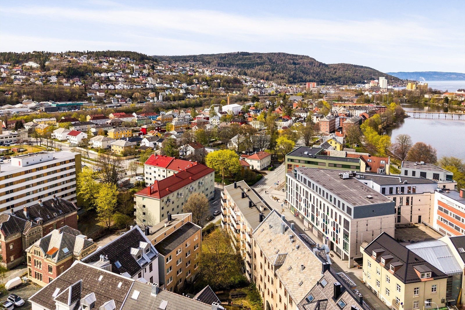 På Øya er det meget gode bussforbindelser og gangavstand til Studentersamfundet, St. Olavs Hospital, NTNU Gløshaugen og Handelshøyskolen. Galleribilde