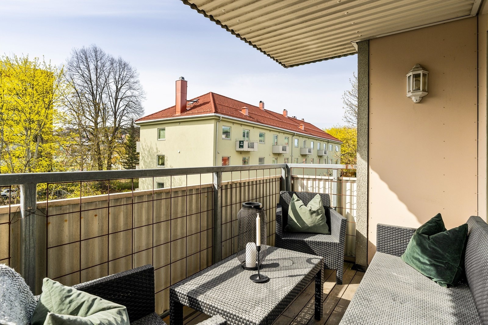 Balkongen byr på gode møbleringsmuligheter og fungerer som en flott forlengelse av stuen på varme sommerdager. Galleribilde