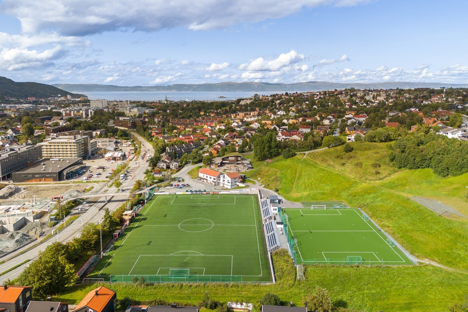 Nærområdet byr på flere grøntområder og plasser for aktivitet, blant annet idrettsplassen ved Nissekollen. Galleribilde