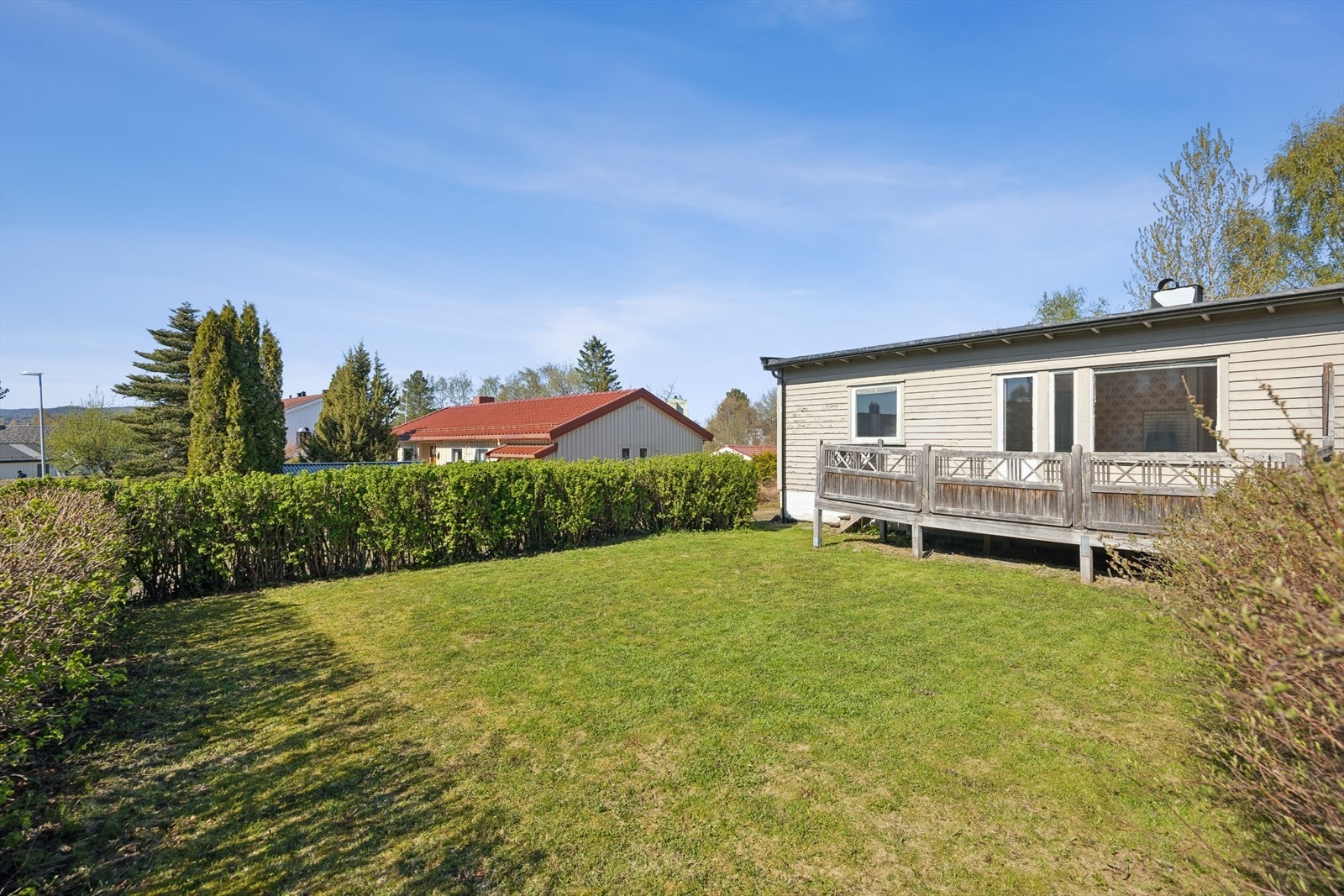 Uteområdene er både solrike og skjermede, og gir en svært attraktiv ramme rundt boligen. Hagen og terrassen vender mot sør og har svært gode solforhold. Galleribilde