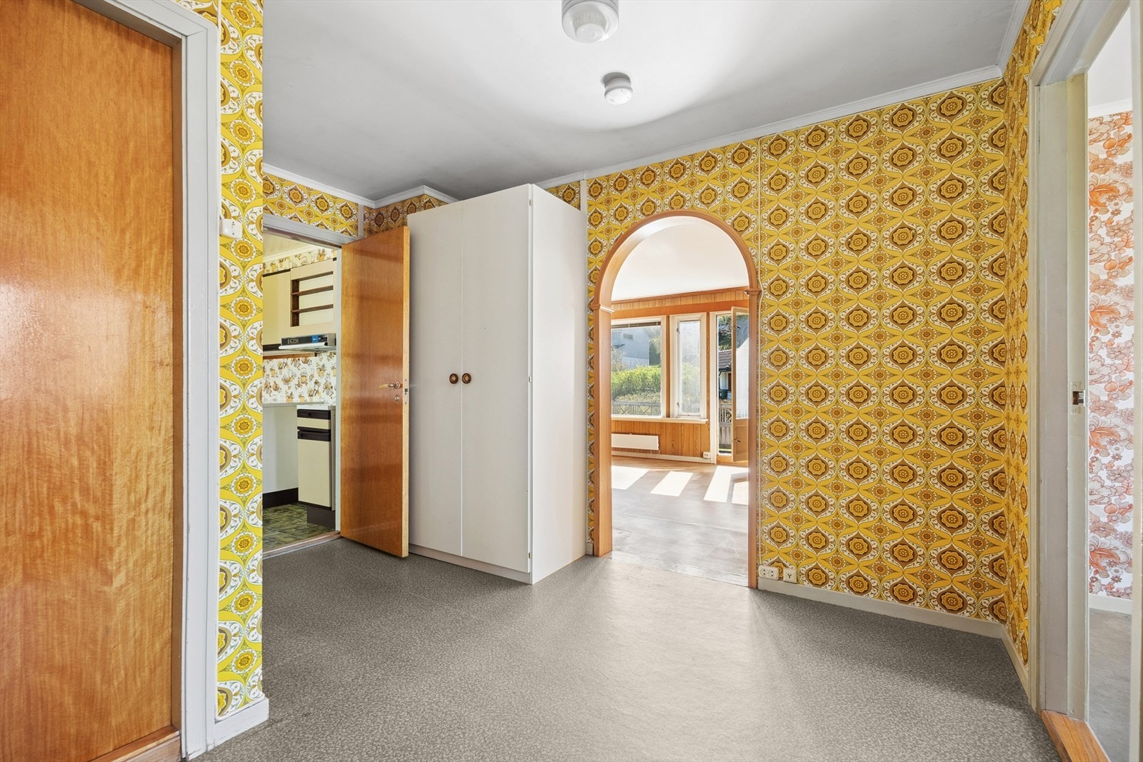 Dagens standard er gjennomgående eldre, og det må påregnes oppgradering. Samtidig gir dette en flott mulighet til å utvikle boligen i tråd med moderne krav og egne preferanser, både når det gjelder planløsning, materialvalg og tekniske løsninger. Galleribilde