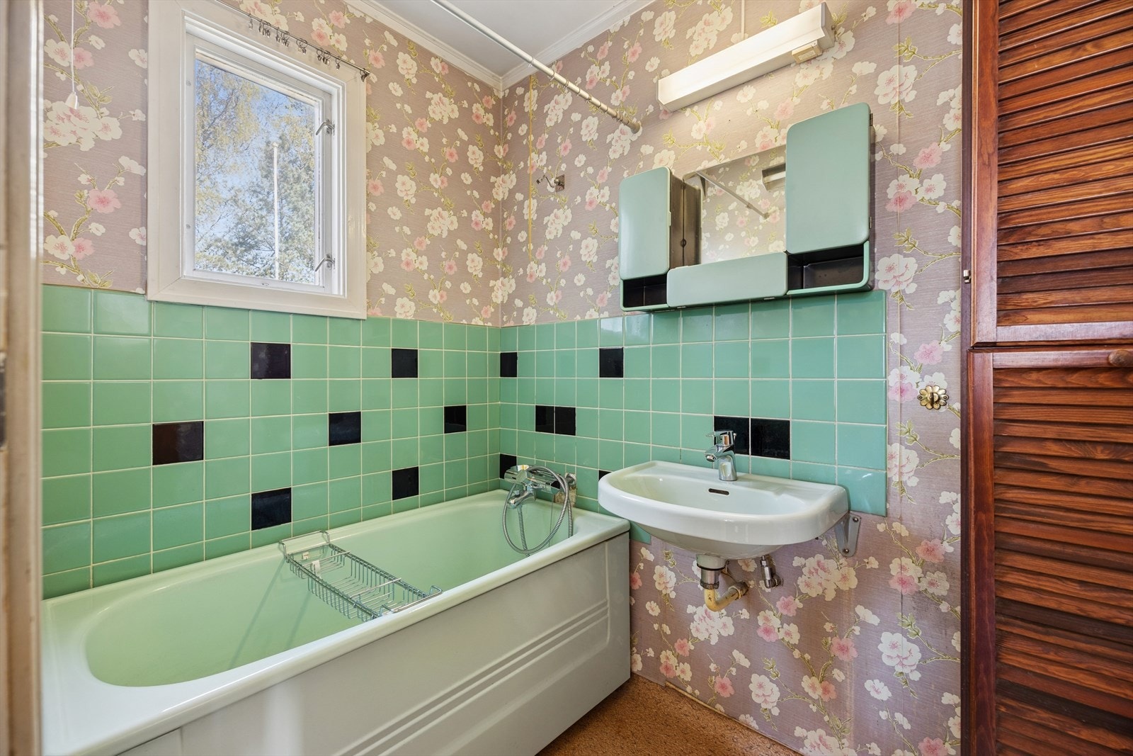 Badet er på ca. 3,5 kvm og ligger vegg i vegg med separat toalettrom. Galleribilde