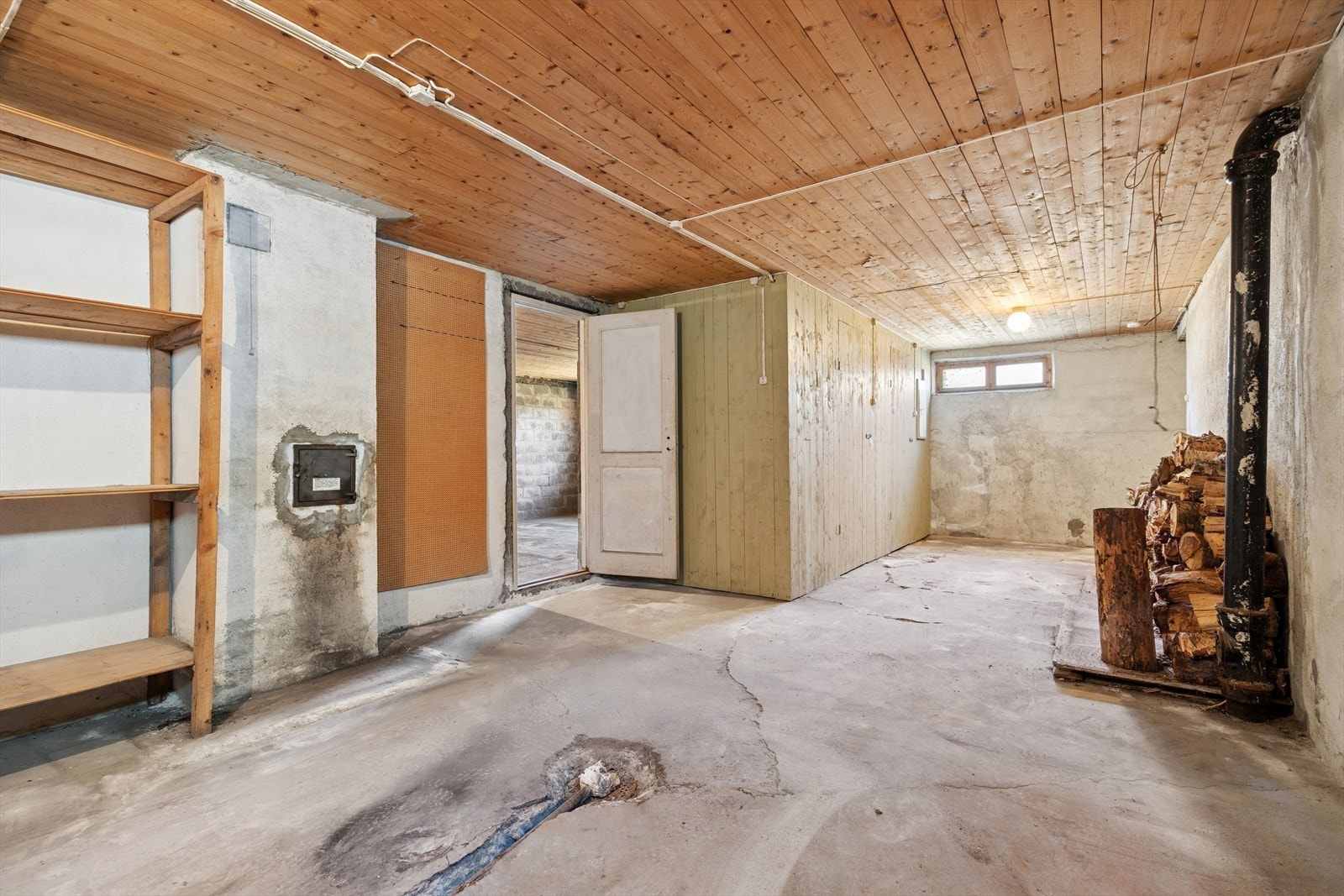 Kjelleren består av stor grovkjeller med bodareal. Galleribilde