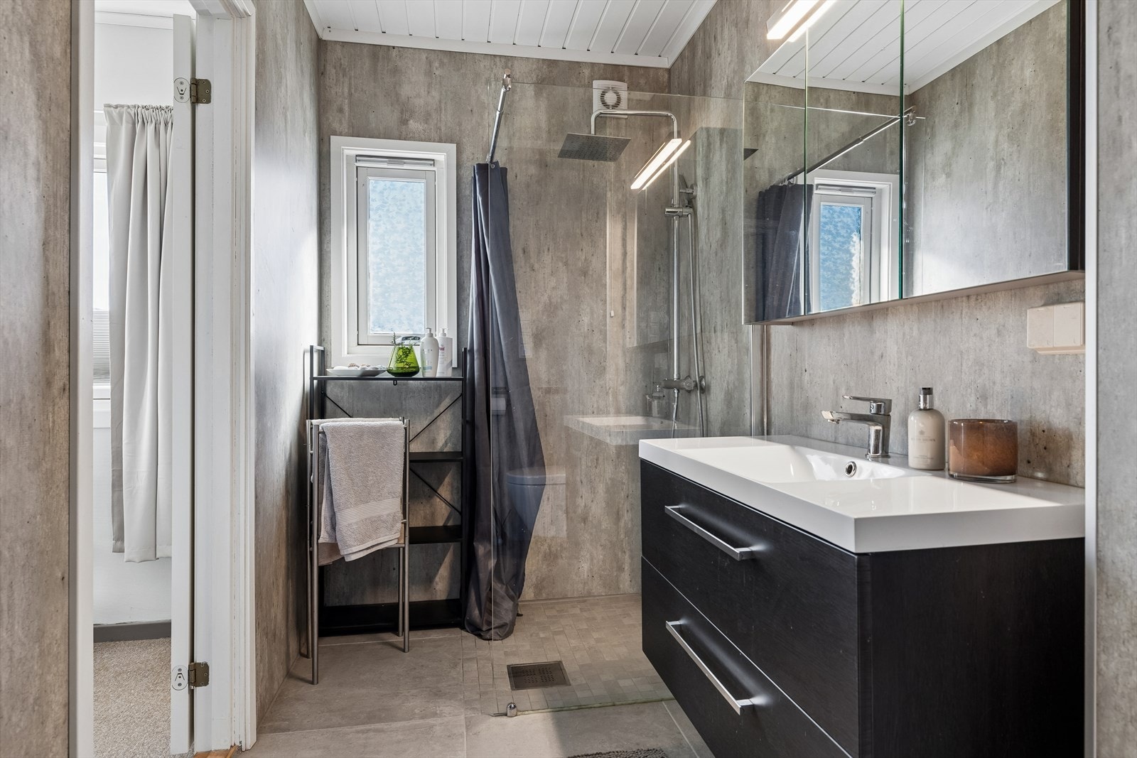 Badet er delikat og moderne - oppgradert i 2020-2021 Galleribilde
