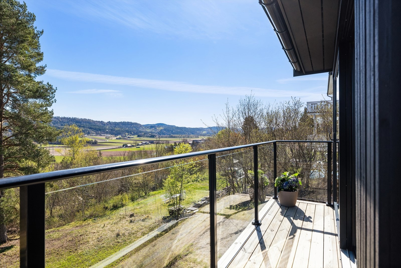 Nydelig utsikt mot det vakre naturlandskapet rundt eiendommen Galleribilde