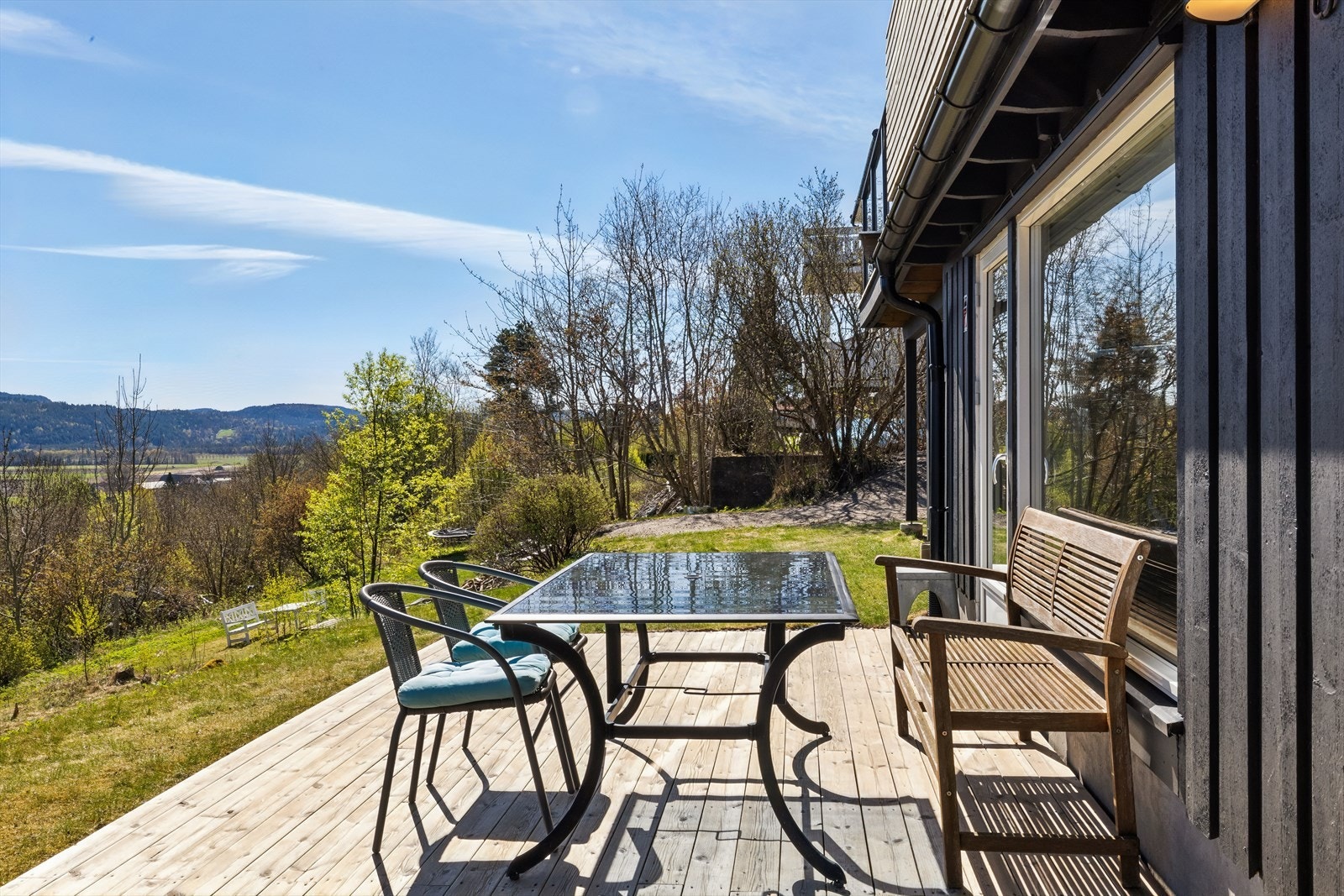 Terrasse med utgang fra underetasjen Galleribilde