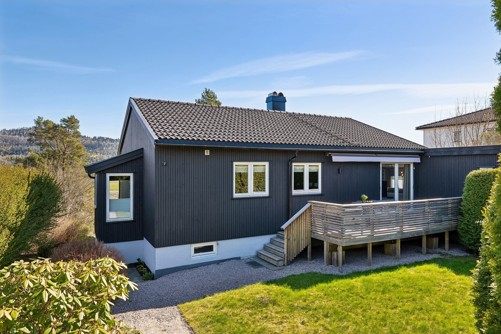Moderne og pen kledning fra nyere tid, etterisolering og godkjente utvidelser av boligen Galleribilde