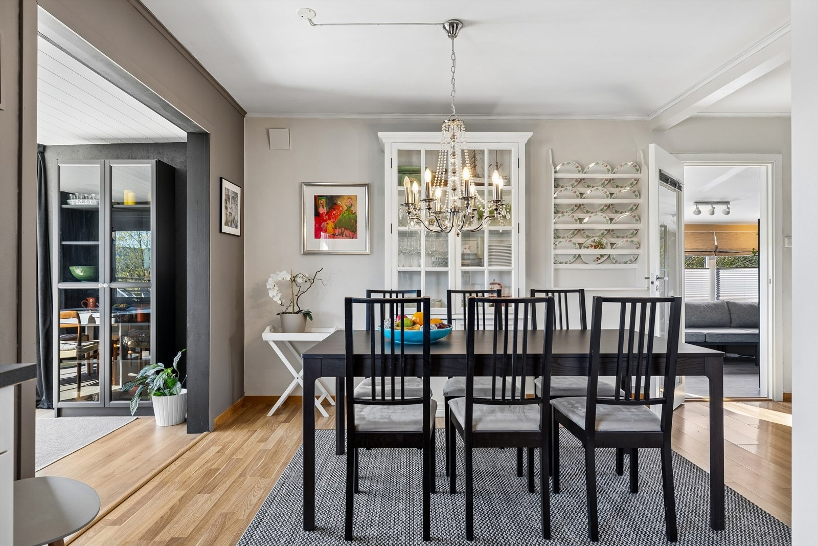 Stuen består av tv-stue, spisestue/allrom og innbygget vinterhage - her fra spisestuen Galleribilde