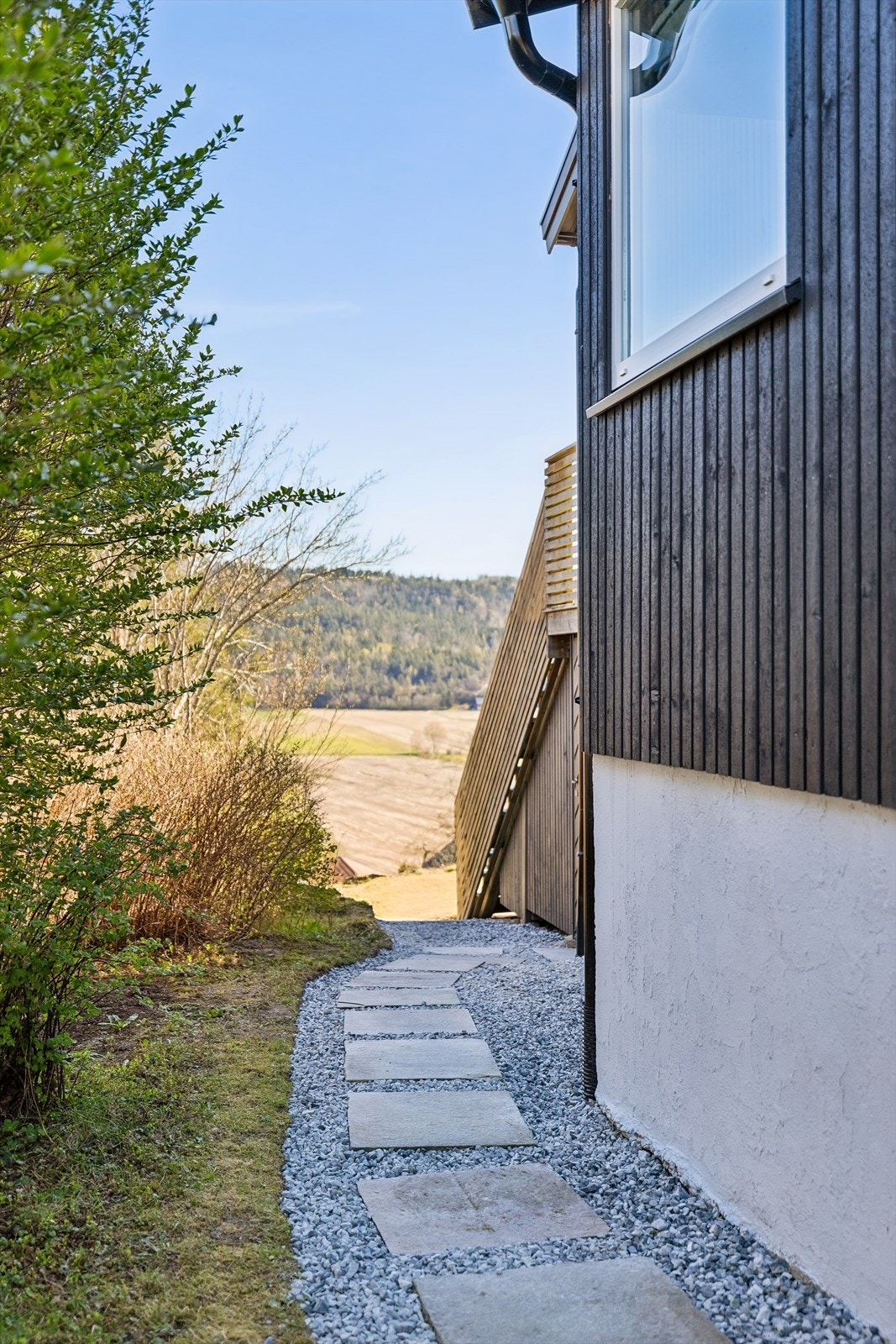 Pen grusgang langs nordlig retning av boligen Galleribilde