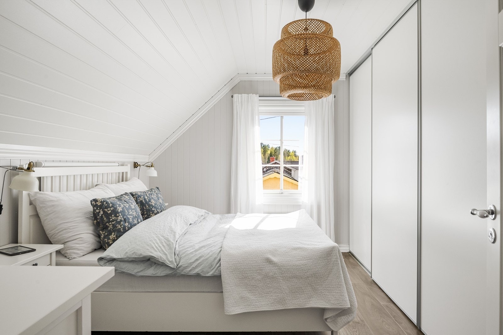Soverom 1 i 2. etasje er i dag innredet som et hovedsoverom. Galleribilde
