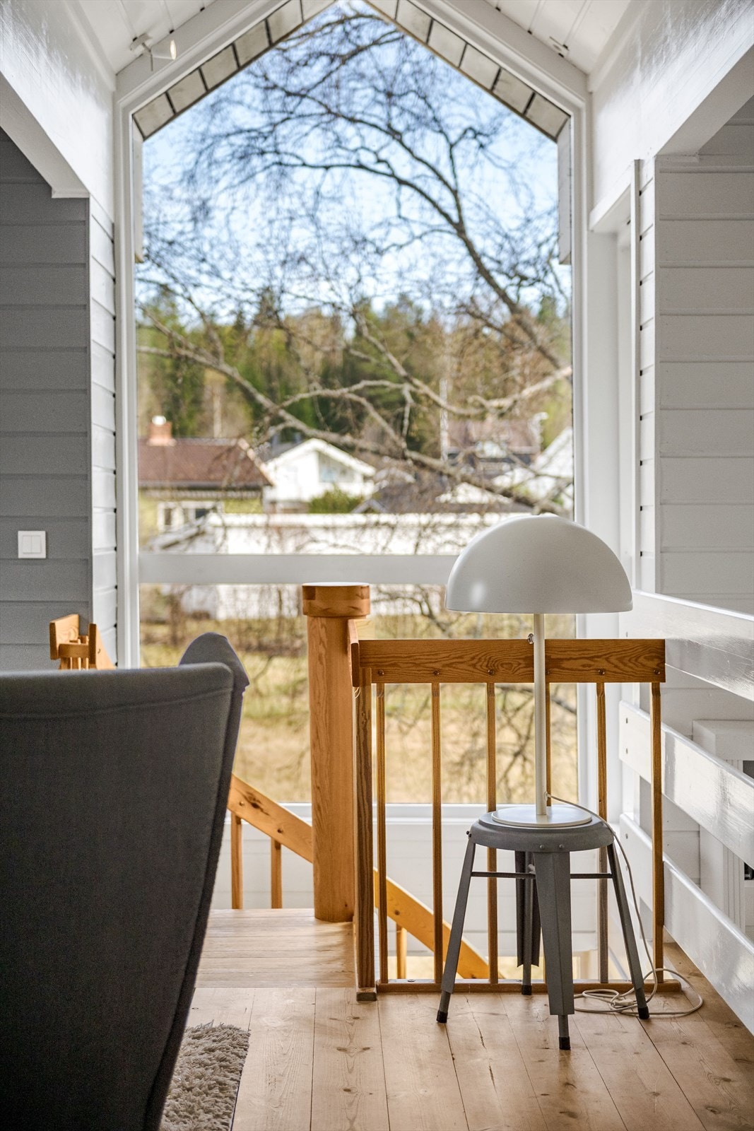 Ved trappen er det et stort vindu som slipper inn flott lys, samtidig som det er lite innsyn. Galleribilde