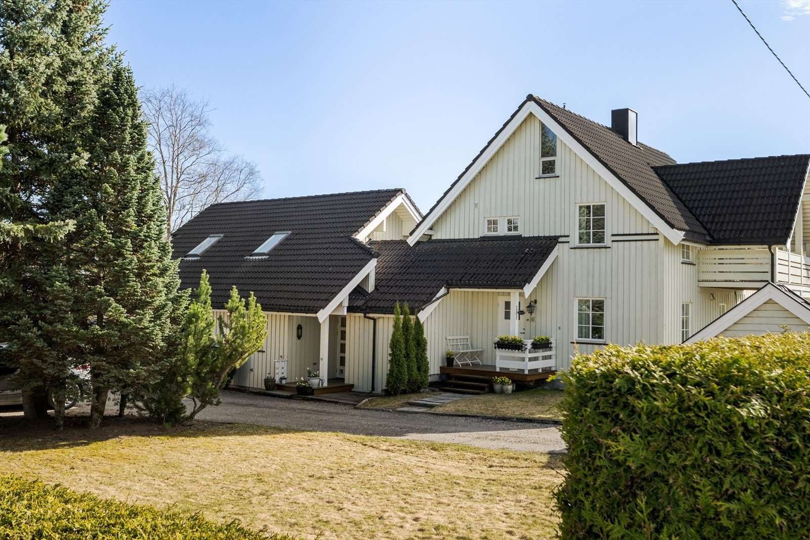 Eneboligen fra 1918 ble tilbygget i 1987, og består i dag av en stor hoveddel og en separat utleieleilighet. Galleribilde