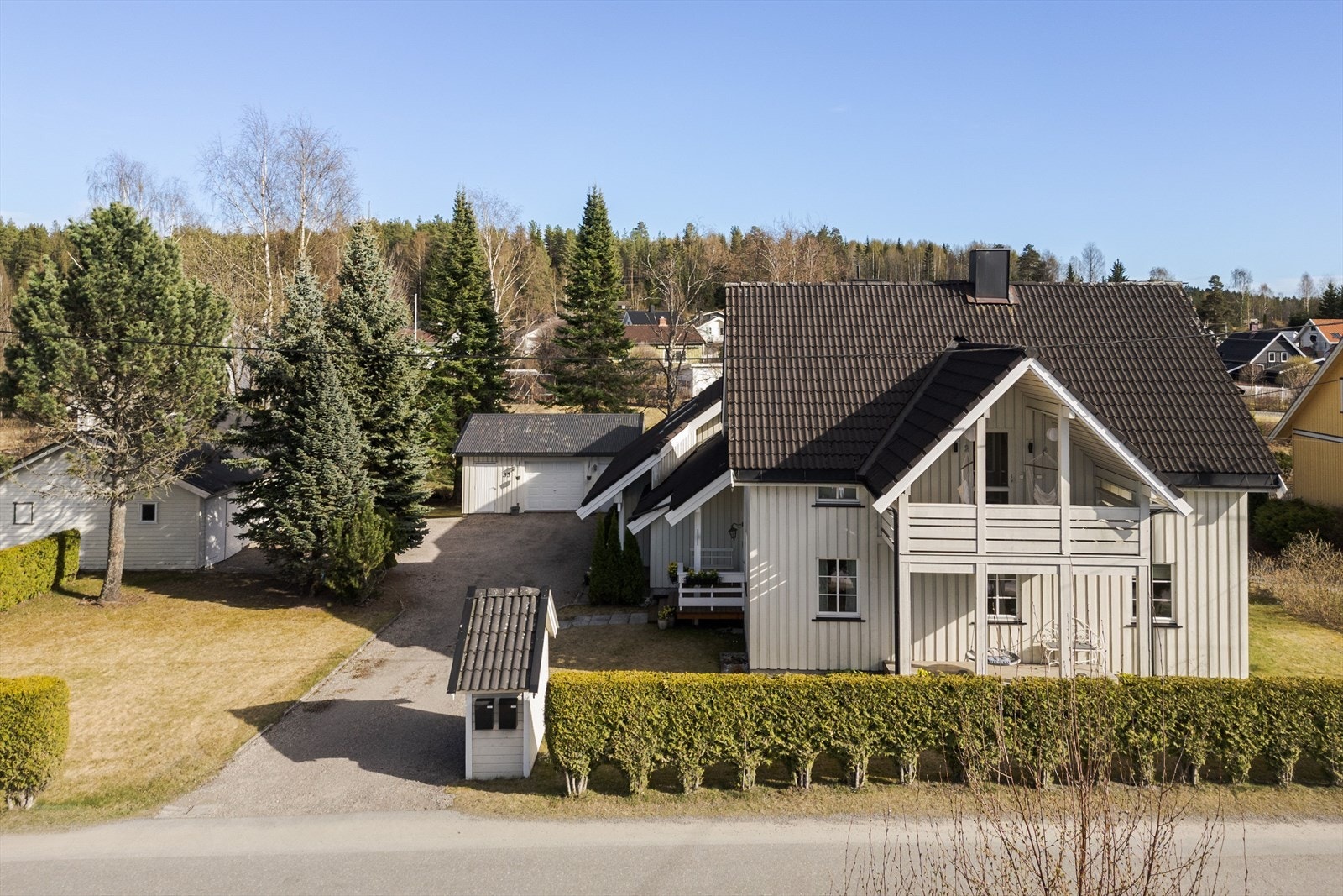 Ifølge matrikkelutskrift er eiendommen registrert med et beregnet areal på 1 397,6m². Tomten er delvis innhegnet med hekk og pent opparbeidet med plen, beplantning, støttemur og en vannbekk. Galleribilde