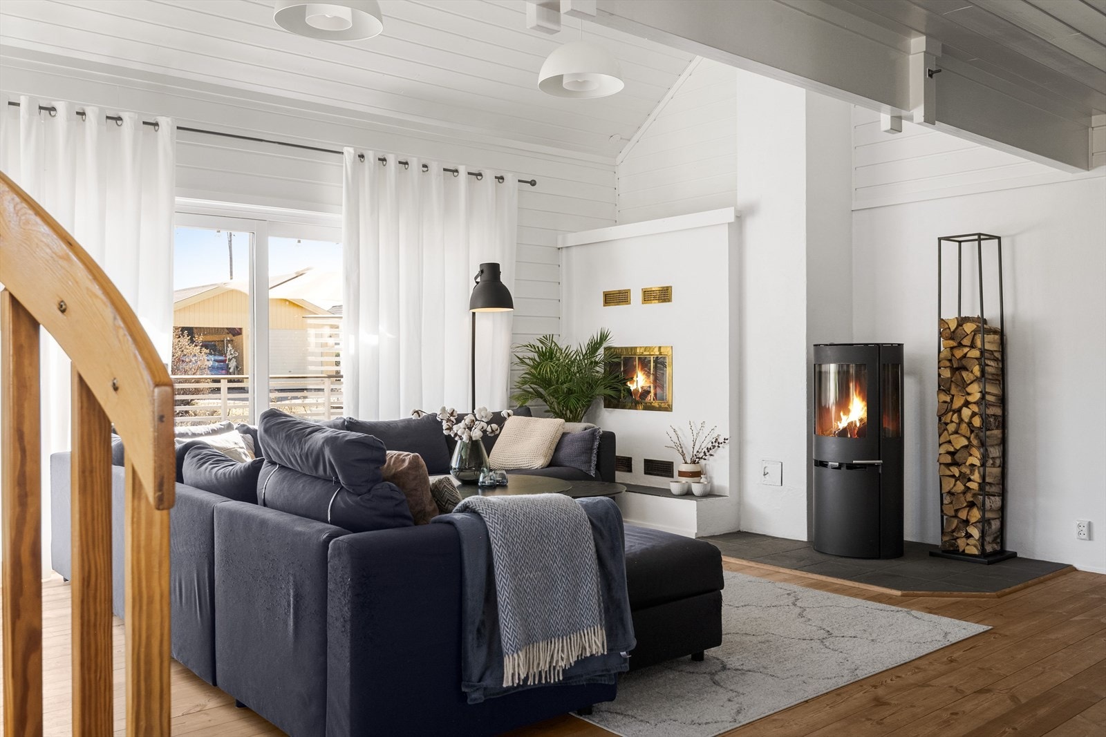 I stuen er det både en lekker peisinnsats og en moderne vedovn som gir god varme og bidrar til ekstra hygge på kaldere høst- og vinterdager. Galleribilde