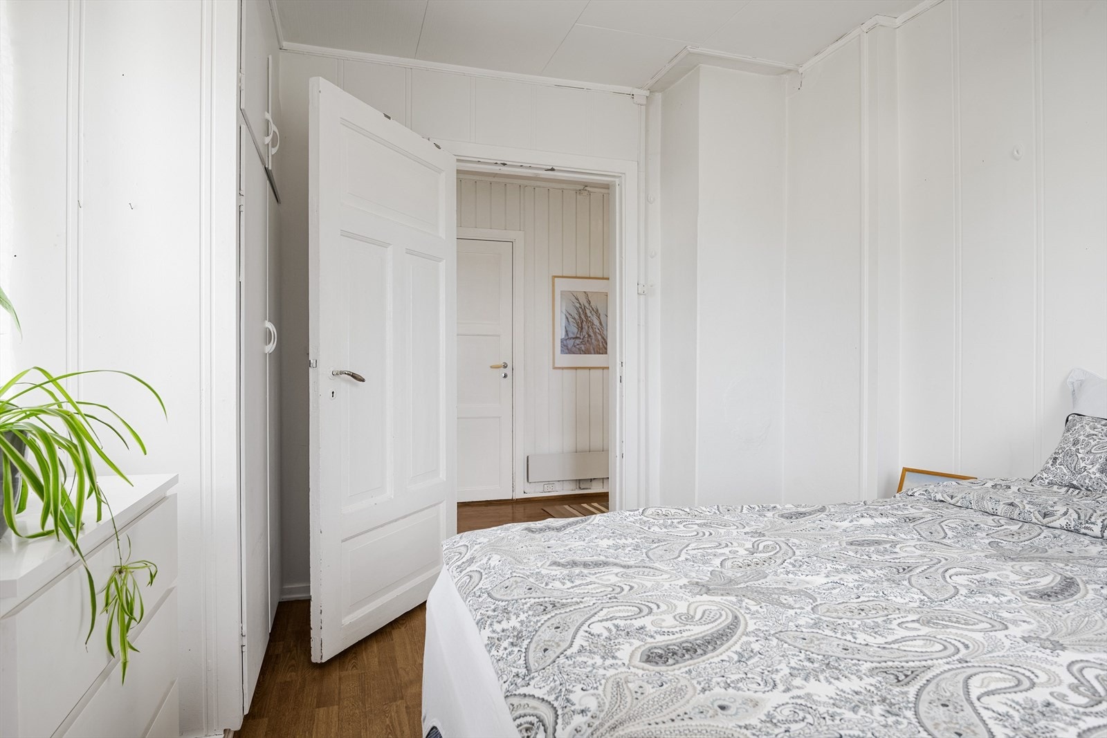 Det er oppbevaringsplass i både innebygd garderobeskap og frittstående garderobeskap som medfølger. Galleribilde